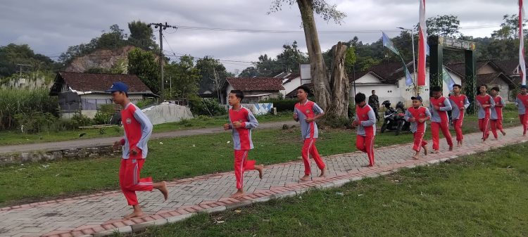 Siswa-siswi yang sedang berolahraga disepanjang jogging trek hasil pembangunan program TMMD ke 124