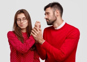 6 Tanda Cemburu Buta yang Merusak Keharmonisan