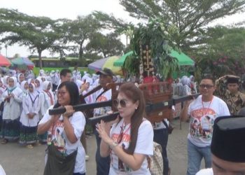 Warga Tionghoa Gelar Tradisi Ceng Beng di Makam Gus Dur
