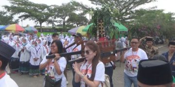 Warga Tionghoa Gelar Tradisi Ceng Beng di Makam Gus Dur (foto/Bacaini)