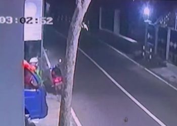 Driver Ojol di Blitar Terekam CCTV Bakar Mobil Warga