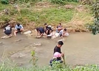 Heboh Berburu Emas di Sungai Kawasan JLS Tulungagung