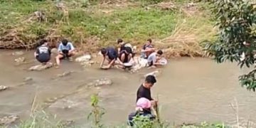 Heboh Berburu Emas di Sungai Kawasan JLS Tulungagung (foto/ist)