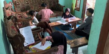 Imbas Longsor Trenggalek, Siswa SD Ujian di Rumah Warga (foto/Bacaini)