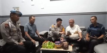 Kades di Jombang Dimintai Biaya Penyelidikan Kasus Kebakaran Pasar. Tampak aparat kepolisian Jombang melakukan konfirmasi terkait dugaan penipuan itu (foto/ist)