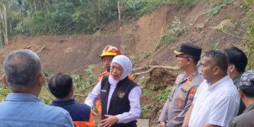 Janji Gubernur Khofifah Untuk Korban Longsor Trenggalek (foto/Bacaini)
