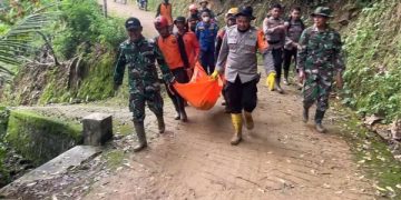 2 Korban Longsor di Trenggalek Ditemukan Meninggal Dunia (foto/Bacaini)