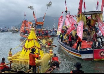 Nelayan di Trenggalek Gelar Upacara Adat Larung Sembonyo