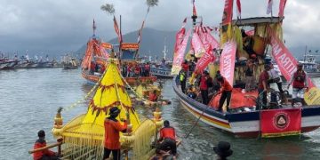 Nelayan di Trenggalek Gelar Upacara Adat Larung Sembonyo (foto/Bacaini)