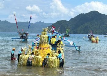 Nelayan Trenggalek Gelar Larung Sembonyo di Pantai Selatan