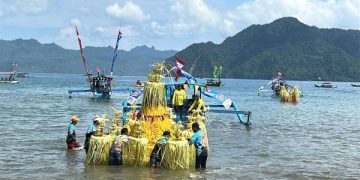 Nelayan Trenggalek Gelar Larung Sembonyo di Pantai Selatan (foto/Bacaini)