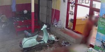 Warga Tulungagung Mengamuk Rusak Barbershop (foto/Bacaini)