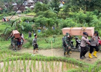 Pemakaman 2 Korban Longsor Trenggalek Sempat Tertunda Cuaca
