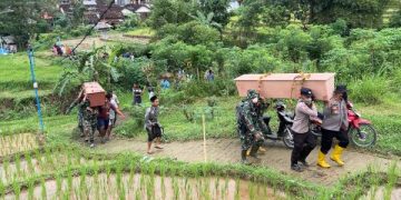 Pemakaman 2 Korban Longsor Trenggalek Sempat Tertunda Cuaca (foto/Bacaini)