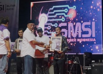 Raih SMSI Blitar Raya Award Eks Wabup Rahmat Sentil ‘Alergi’ Mak Rini