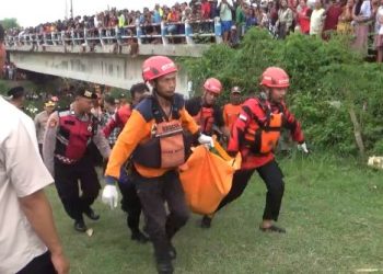 Mobil Nissan Livina Terjun Sungai di Nganjuk, 1 Tewas