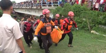 Mobil Nissan Livina Terjun Sungai di Nganjuk, 1 Tewas. (foto/Bacaini)