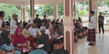 Bupati Jember, Muhammad Fawait (kanan) saat berdialog dengan para guru ngaji di Kecamatan Silo