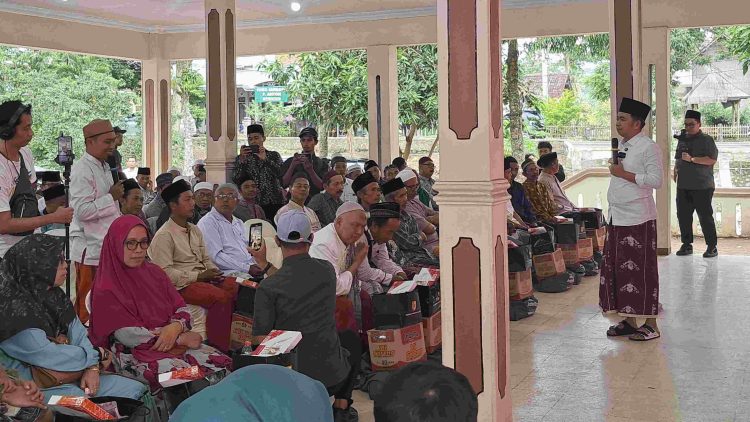 Bupati Jember, Muhammad Fawait (kanan) saat berdialog dengan para guru ngaji di Kecamatan Silo