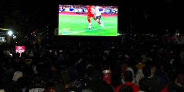 Takbir Warga Kediri Iringi Kemenangan Timnas Indonesia saat Nobar yang Digelar Mas Dhito. Foto : Dok. Pemkab Kediri