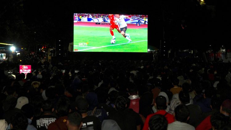 Takbir Warga Kediri Iringi Kemenangan Timnas Indonesia saat Nobar yang Digelar Mas Dhito. Foto : Dok. Pemkab Kediri