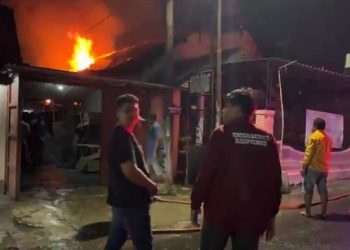 Kebakaran hebat di Kecamatan Pare, Kabupaten Kediri. Foto: bacaini/AK Jatmiko