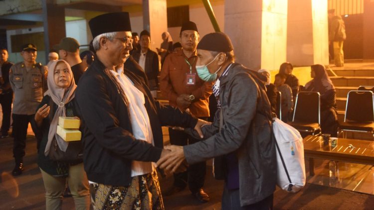 Gus Qowim Sambut Kedatangan Jemaah Haji Kota Kediri. Foto : Dok. Pemkot Kediri