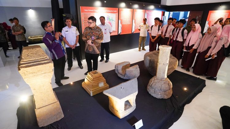 Kunjungi Museum Daerah, Mas Dhito Ingin Pulangkan Prasasti Harinjing Asli . Foto : Dok. Pemkab Kediri
