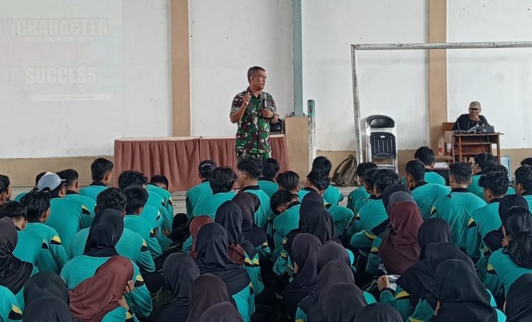 Ratusan Pelajar SMAN 1 Kandat Digembleng Penguatan Karakter oleh Koramil 0809/9