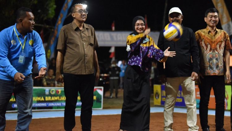 Mbak Wali Buka Turnamen Bola Voli Antar Pelajar SMA/SMK se-Kediri Raya Walikota Kediri Cup 2025. Foto : Dok. Pemkot Kediri