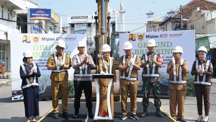 Mbak Wali Groundbreaking Peningkatan Jalan Stasiun - Jalan PJKA. Foto : Dok. Pemkot Kediri