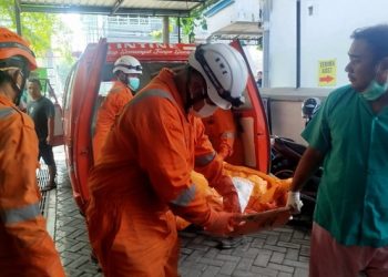 Polisi mengeluarkan jasad korban dari rumah kontrakan di Jombang. Foto: bacaini/syailendra