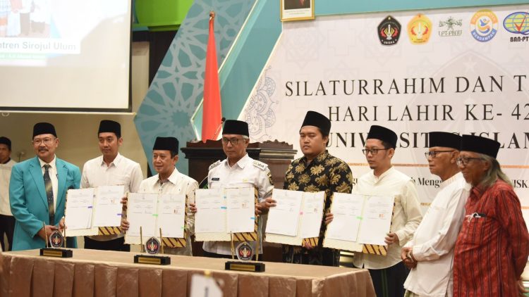 Gus Qowim Hadiri Silaturahim dan Tasyakuran Hari Lahir Ke-42 Tahun UNISKA. Foto : Dok. Pemkot Kediri