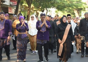 Mbak Wali dan Gus Qowim Ikuti Kirab Mapag Wiyosan Enggal Muharram 1447 H. Foto : Dok. Pemkot Kediri
