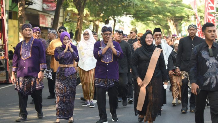 Mbak Wali dan Gus Qowim Ikuti Kirab Mapag Wiyosan Enggal Muharram 1447 H. Foto : Dok. Pemkot Kediri