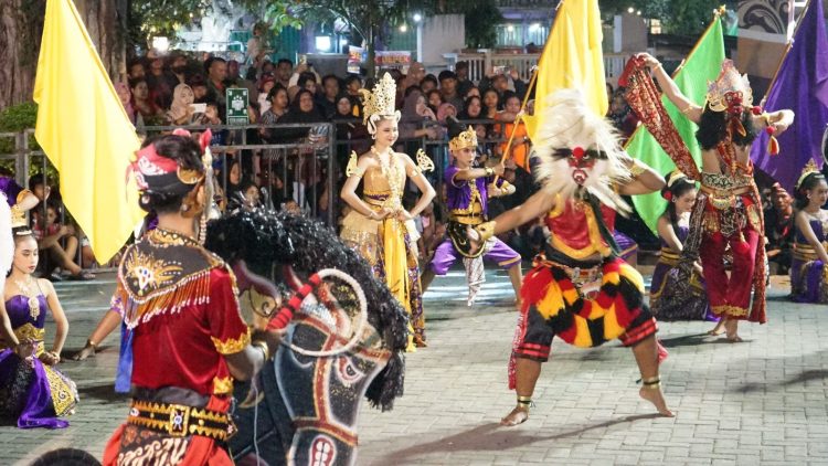 Apresiasi Sendratari Dewi Songgolangit 
Gus Qowim: Gali Nilai Sejarah dan Perkuat Kohesi Sosial. Foto : Dok. Pemkot Kediri
