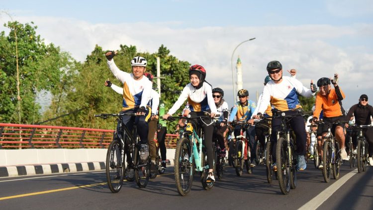 Peringati Hari Bhayangkara Ke-79, Mbak Wali Gowes Bareng Forkopimda. Foto : Dok. Pemkot Kediri