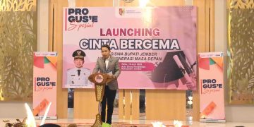 Bupati Jember, Muhammad Fawait saat melaunching program beasiswa cinta bergema