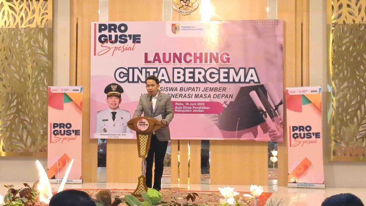Bupati Jember, Muhammad Fawait saat melaunching program beasiswa cinta bergema