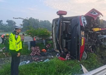 Bus Pariwisata Bawa 36 Penumpang Terguling di Tol Jombang