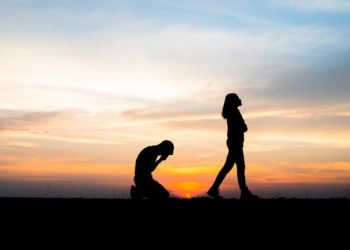 Tanda Berlebihan Memanjakan Pasangan, Padahal Cinta Sendirian