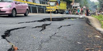 Jalan Nasional Trenggalek-Pacitan via Panggul Ambles (foto/Bacaini)