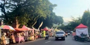 Tampak PKL Trenggalek yang berada di kawasan alun-alun dan mulai bulan Agustus dilarang (foto/Bacaini)