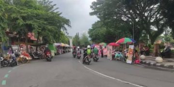 Pemkab Trenggalek Ancang-ancang ‘Usir’ PKL dari Alun-alun (foto/Bacaini)