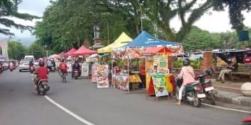Tampak pedagang kaki lima (PKL) alun-alun Trenggalek yang terdampak SE Bupati (foto/Bacaini)