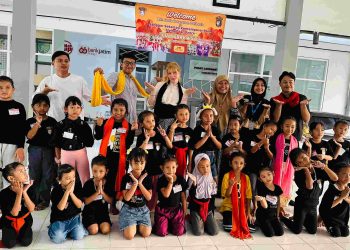 Melalui Garasi UMKM, Seniman Kenalkan Seni Tari ke Wisatawan Asing. Foto : Dok. Pemkab Kediri