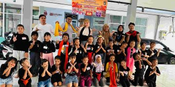 Melalui Garasi UMKM, Seniman Kenalkan Seni Tari ke Wisatawan Asing. Foto : Dok. Pemkab Kediri