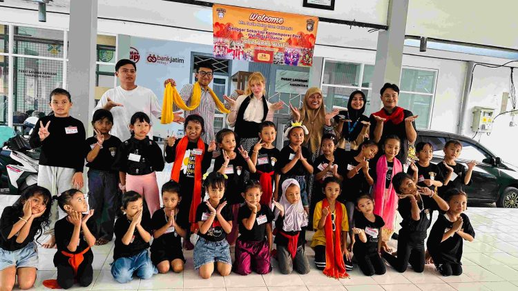 Melalui Garasi UMKM, Seniman Kenalkan Seni Tari ke Wisatawan Asing. Foto : Dok. Pemkab Kediri