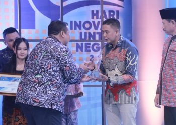 Plt. Kepala Dinas Komunikasi dan Informatika Jember, Regar Jeane Dealen Nangka saat menerima penghargaan