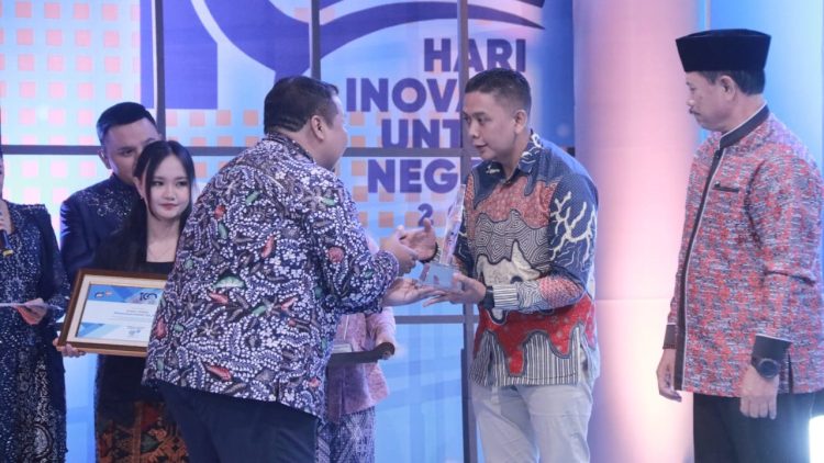 Plt. Kepala Dinas Komunikasi dan Informatika Jember, Regar Jeane Dealen Nangka saat menerima penghargaan